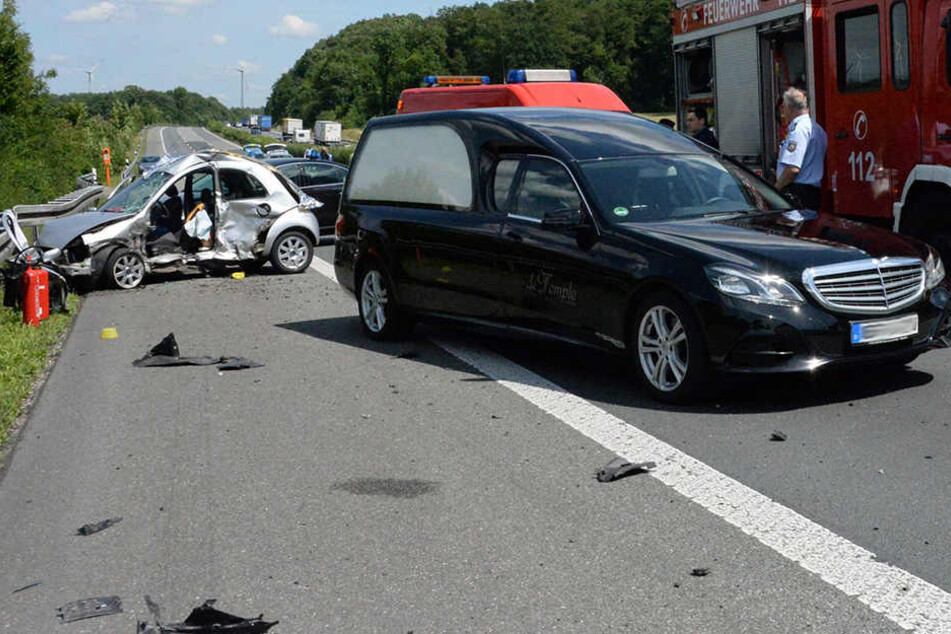 Ein Leichenwagen war ziemlich schnell an der Unfallstelle.