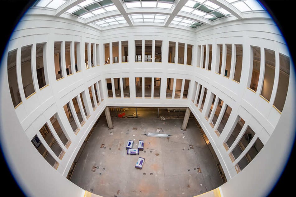 Dank eines doppelten Glasdachs im Atriums erhält der künftige Lesesaal zwei Etagen tiefer Tageslicht.