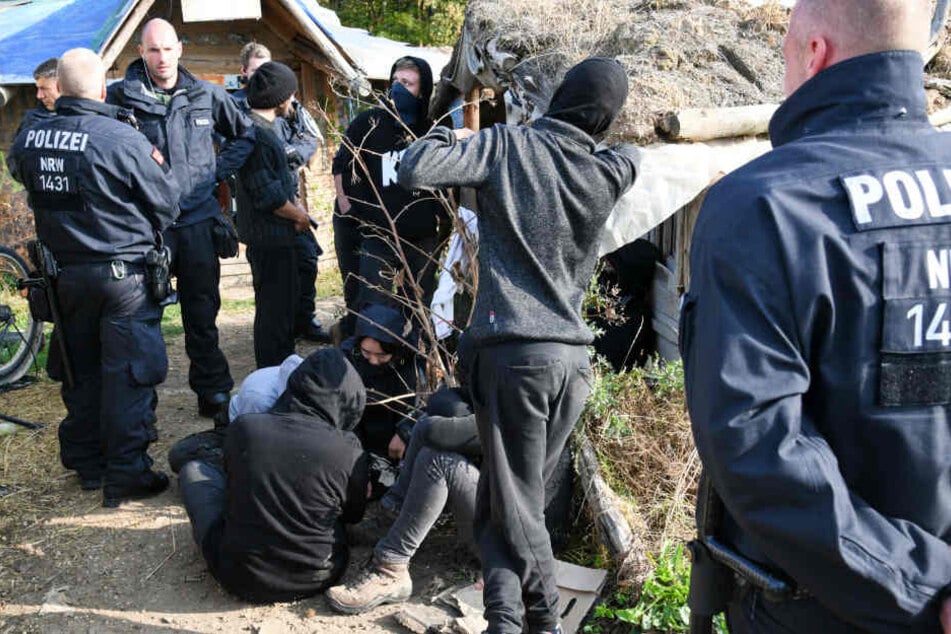 Die Polizei setzte mehrere Hundert Beamte ein und durchsuchte das Camp.