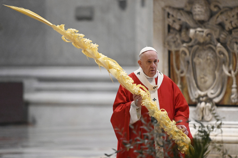 Papst Franziskus hält einen Palmenzweig, während er die Palmsonntagsmesse hinter verschlossenen Türen im Petersdom feiert.