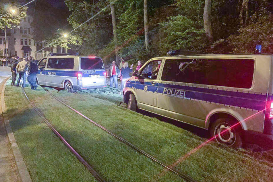 Mit zwei Mannschaftswagen blieb die Polizei stecken.