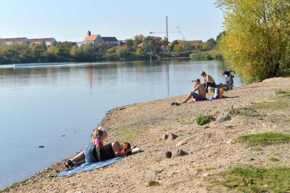 Am Kiesgrubenstrand sonnten sich die Sommerfreunde am Montag bei sommerlichen Temperaturen.