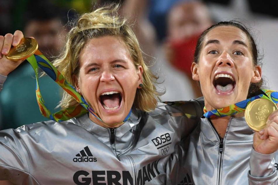 Kira Walkenhorst (r) und Laura Ludwig feiern in der Arena Copacabana ihren großen Triumph.