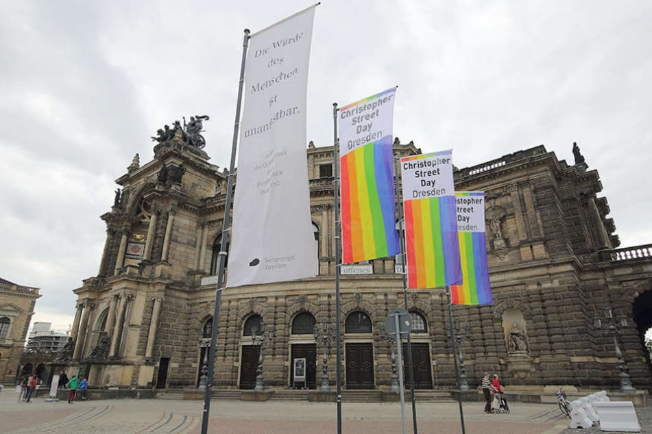 Am Theaterplatz hingen auch im vergangenen Jahr die CSD-Flaggen.