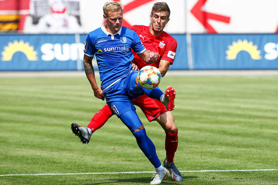 Zwickaus Maurice Hehne (hinten, im Zweikampf mit dem Magdeburger Sören Bertram) brennt auf das Ostderby gegen seinen Ex-Verein FC Carl Zeiss Jena.