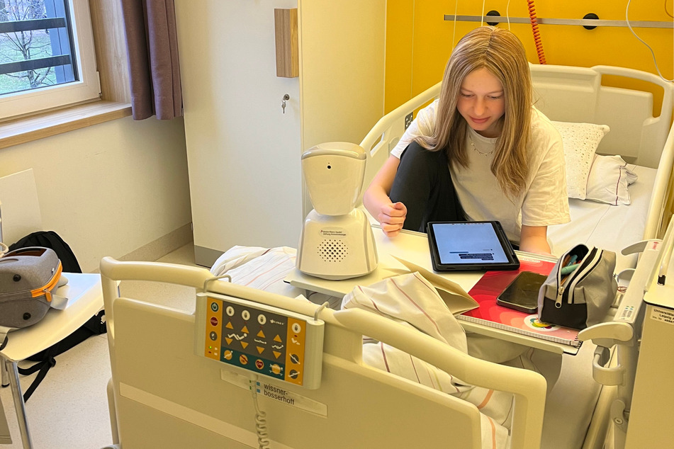 Milena im Krankenbett in der Klinik: Hier lernte sie ihren "Stellvertreter auf Zeit" kennen und koppelte ihn mit ihrem Tablet.