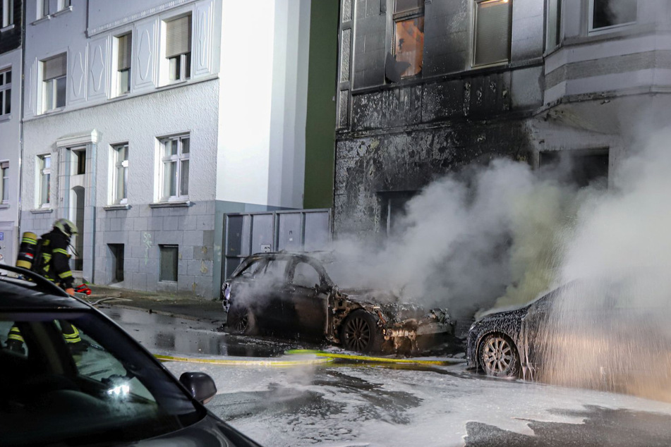 Brennende Autos - Haus evakuiert: Polizei vermutet Brandstiftung!