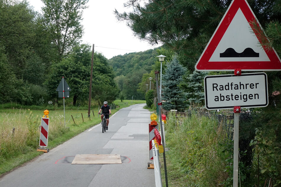 Eine Metallplatte liegt nun auf der Schadstelle. Radfahrer sollen absteigen.
