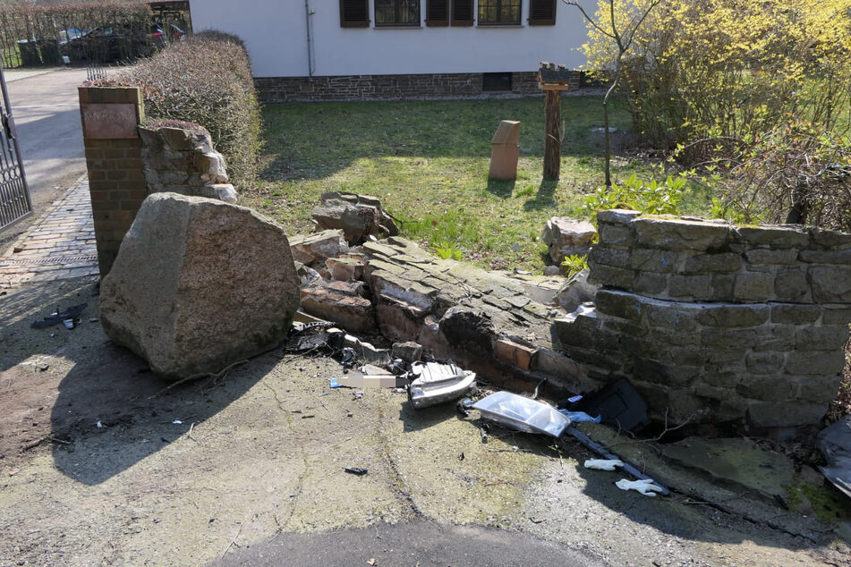 Der Fahrer des Autos hatte die Kontrolle verloren, war gegen diese Mauer gekracht und dann im Straßengraben gelandet. Dort fing der Wagen plötzlich Feuer.