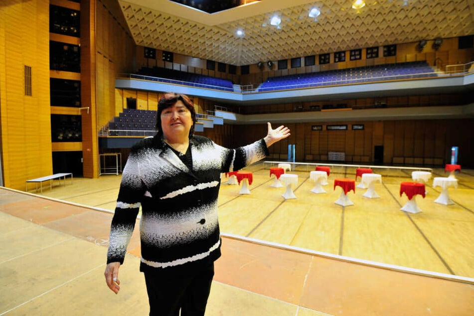 Der große Saal war immer der Lieblingssaal von Tatjana Klär (67), nun geht
die gute Seele der Stadthalle in den Ruhestand.