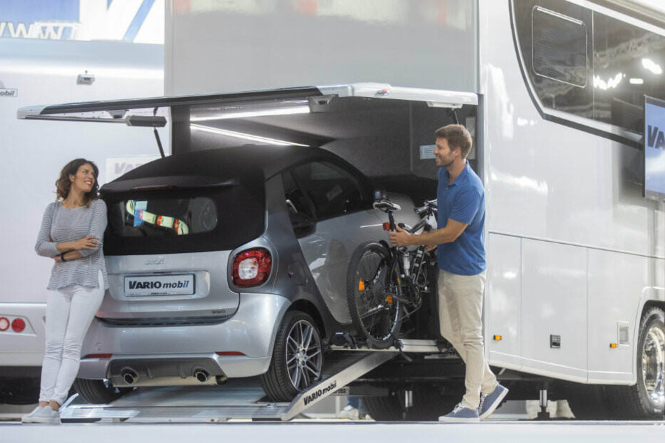 In dem 1,5 Millionen Euro teuren Wohnmobil findet selbst ein Kleinwagen platz.