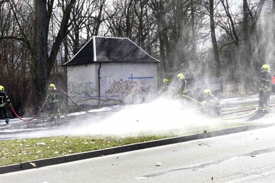 Die Feuerwehr löschte das brennende Fahrzeug.