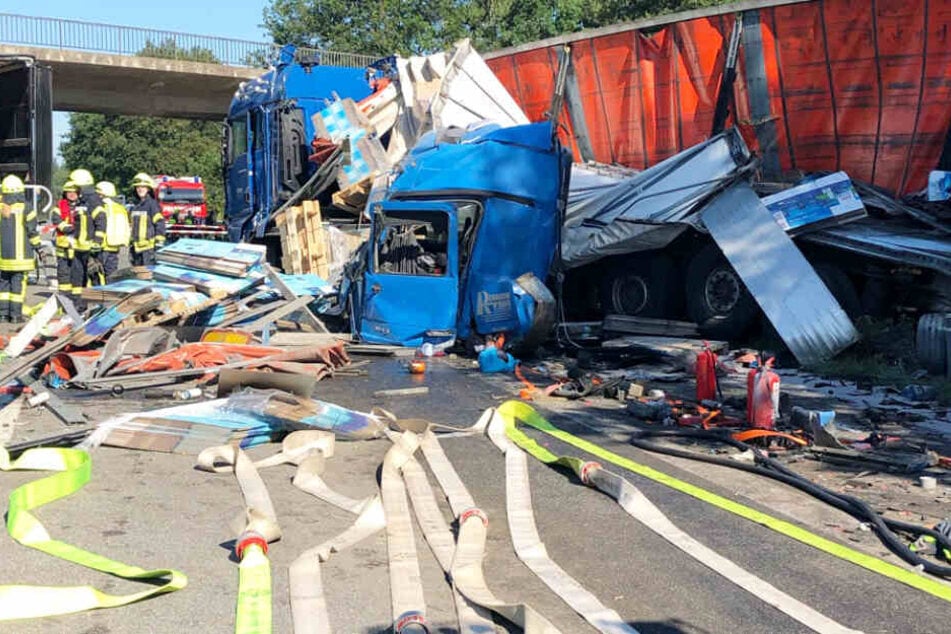 An der Unfallstelle auf der A27 sind mehrere Lastwagen völlig zerstört.