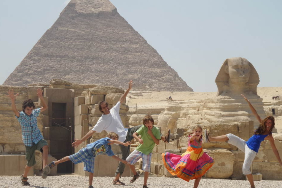 Familie Zapp posiert in Ägypten vor Pyramiden.