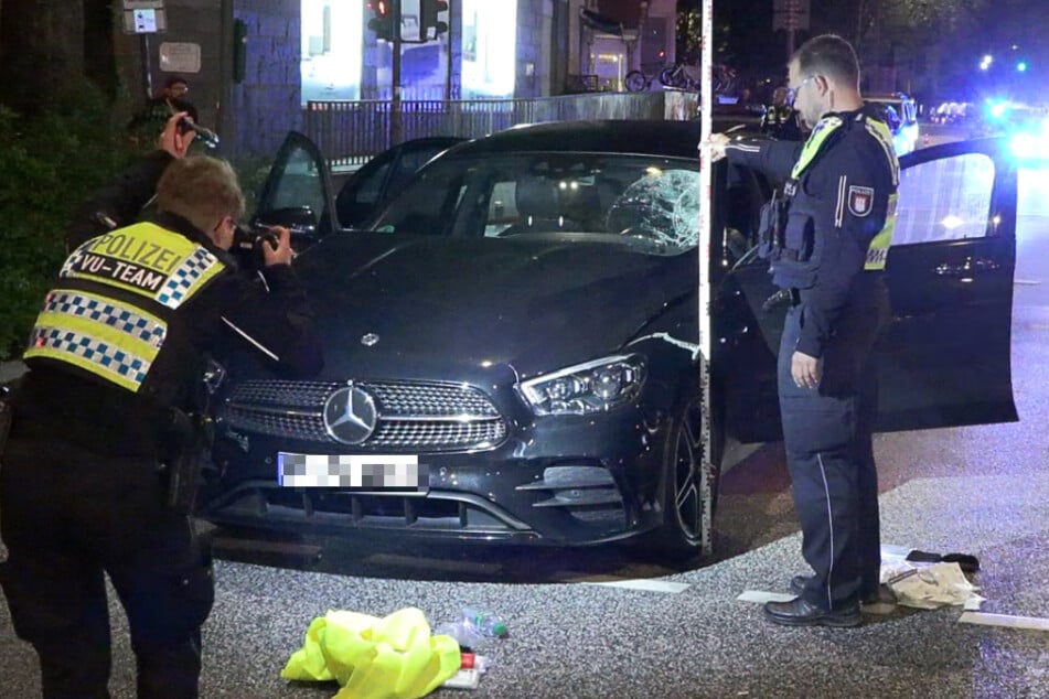 In Hamburg ist ein 28-Jährigen am Mittwochabend von einem Mercedes erfasst und schwer verletzt worden.