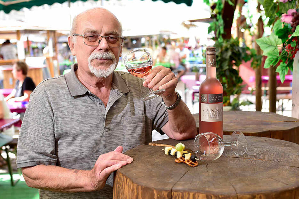 Super-Sommerwein: Weindorf-Organisator Siegfried Ade (74) mit einem 2018er Rosé "Sankt M Lemberger Weißherbst trocken".