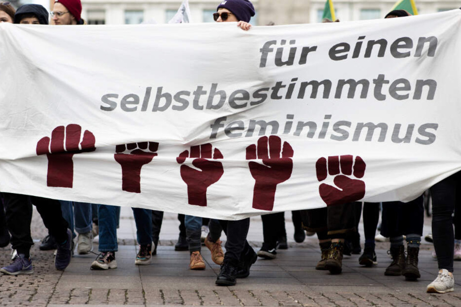 Teilnehmerinnen fordern beim Frauenstreik auf einem Transparent einen selbstbestimmten Feminismus.