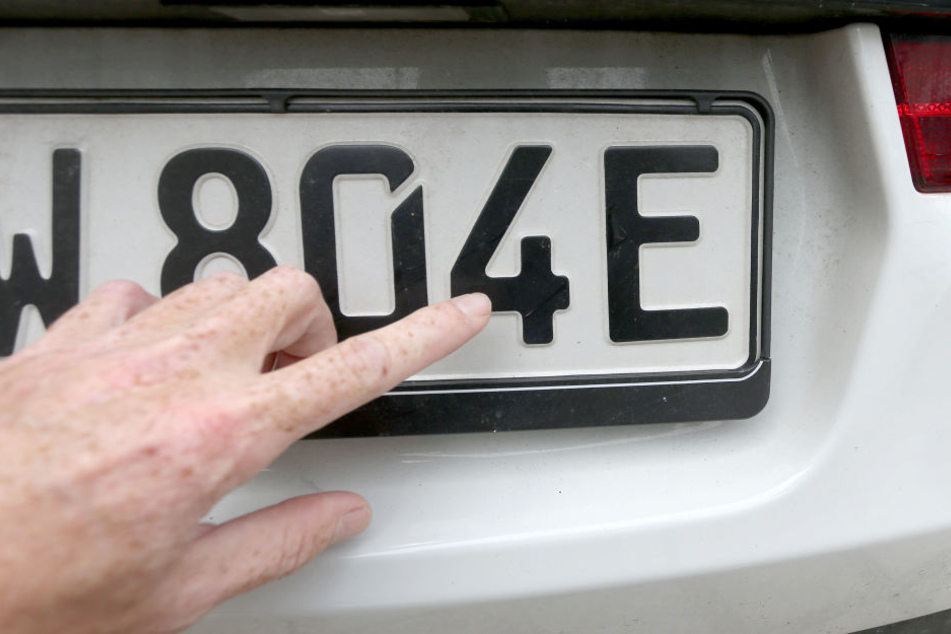 Zeig mir Deine Nummer, und ich kenne Deinen Antrieb! E-Mobile haben ein "E" auf dem Nummernschild.