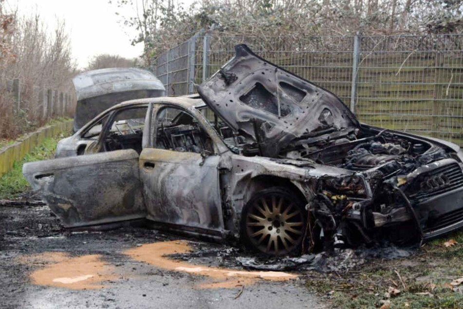 Der schwarze Audi der Flüchtigen wurde brennend zurückgelassen.