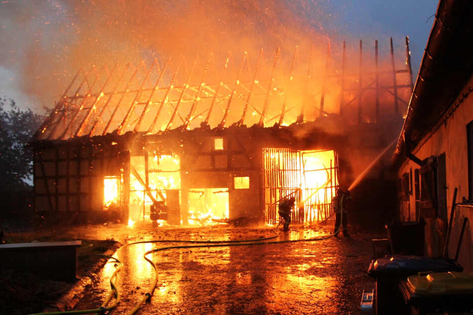 Das Gebäude stand lichterloh in Flammen.