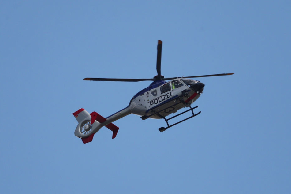 Auch ein Polizeihubschrauber war bei der Suche des Täters beteiligt. (Symbolbild)