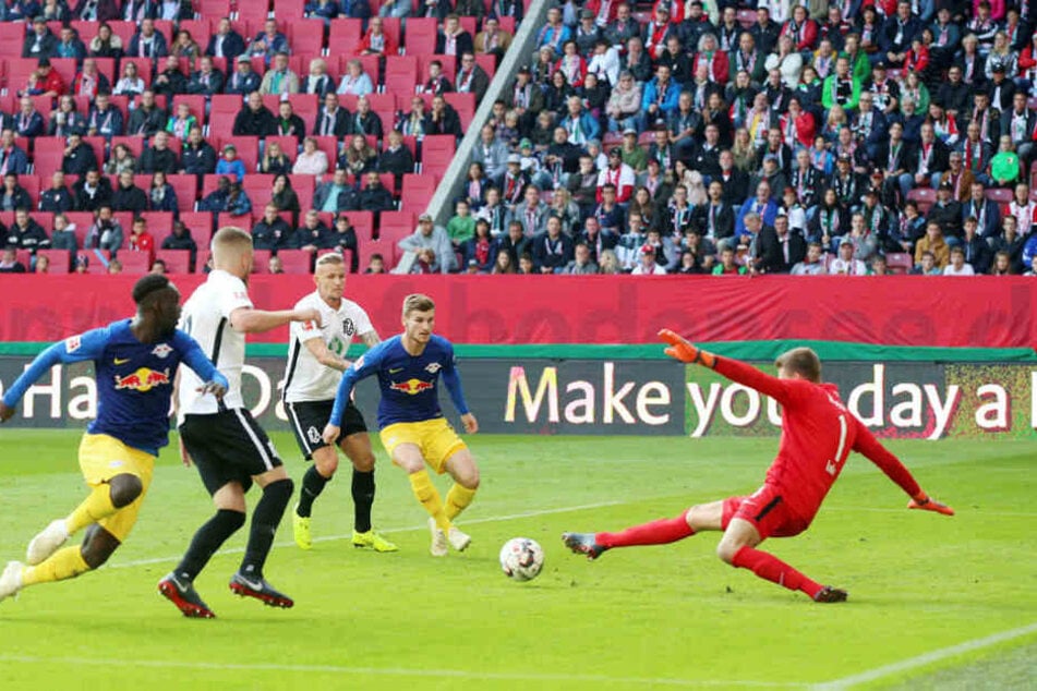 Die ansehnlichste Torchance des gesamten Spiels: Nach einer Hereingabe vom Flügel wollte Jean-Kevin Augustin (l.) den Ball per Hacke im Tor versenken, doch Keeper Andreas Luthe (r.) hielt mit dem rechten Fuß.