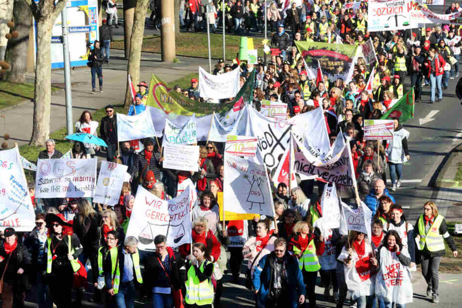 Beschäftigte der Awo-Einrichtungen in ganz Nordrhein-Westfalen beteiligen sich mit einem Protestzug am Warnstreik.