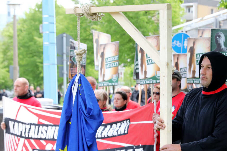Symbolische Gewalt: Ein Galgen bei einer rechtsextremistischen Demonstration im Mai 2018 in Chemnitz.