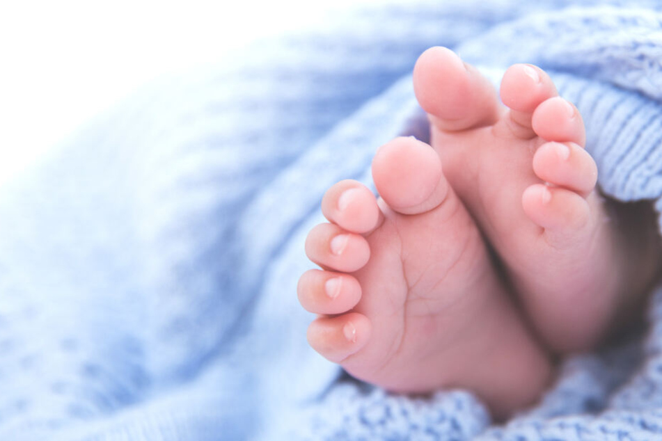 Die Eltern wollten sich gerade von ihrem Baby verabschieden, da klappte der Säugling plötzlich die Augen auf. (Symbolbild)