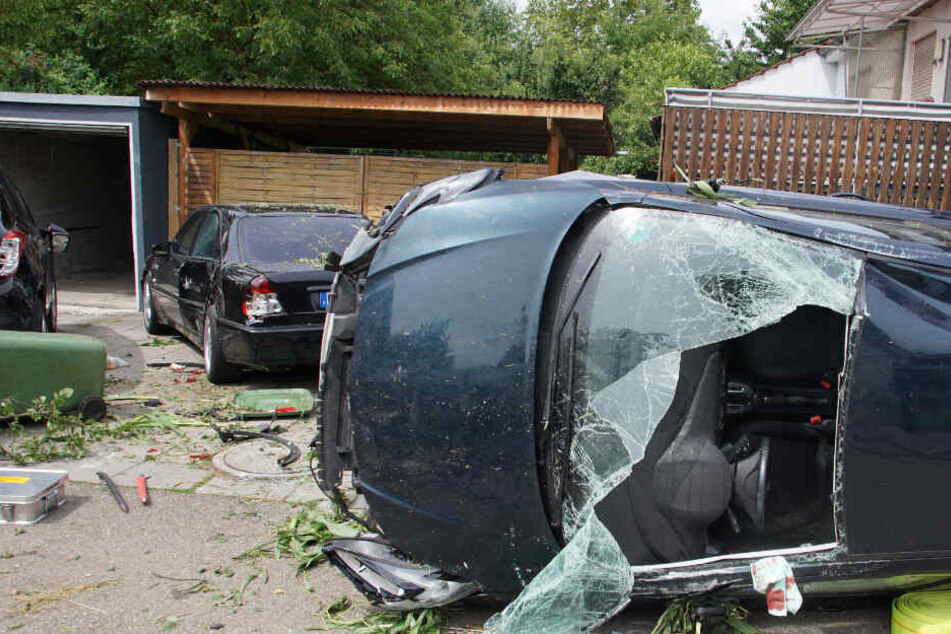 Der Wagen der Frau kam auf der Seite liegend zum Stillstand.