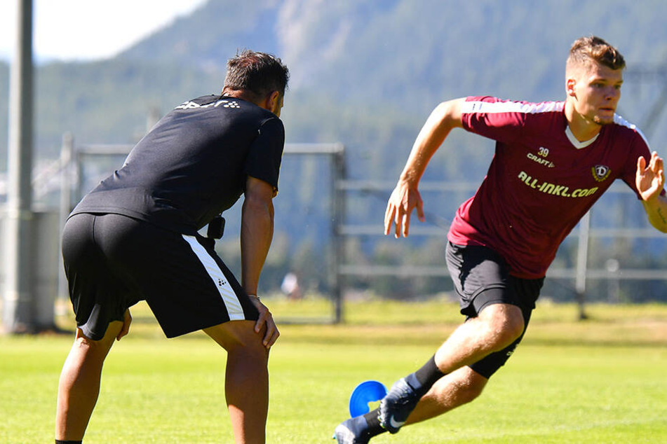 Sprinteinlage! Trainer Cristian Fiel (l.) feuert Kevin Ehlers an. Der Dynamo-Coach hält ganz große Stücke auf das schwarz-gelbe Toptalent.