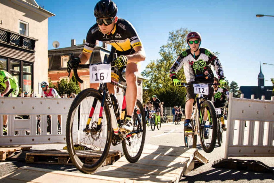 Beim "City Cyclo Cross" in Limbach-Oberfrohna müssen in der Stadt Hindernisse überwunden werden.