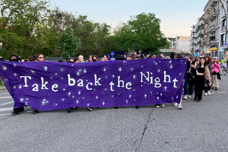 Bei einer queer-feministischen Demo gingen am Mittwochabend rund 1200 Menschen in Hamburg auf die Straße.