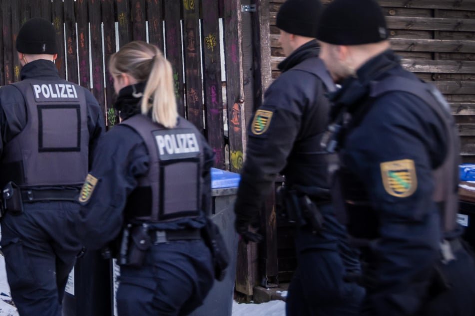 Die Polizei geht zur Wohnungskontrolle eines Verdächtigen.