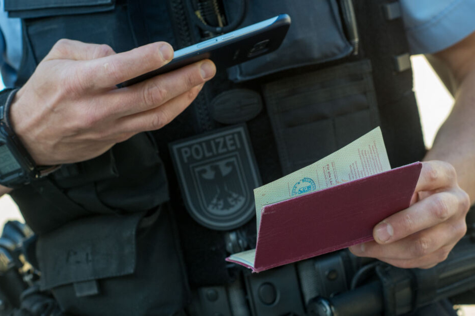 Die Polizei sucht mit Hochdruck nach dem 24-Jährigen. (Symbolbild)