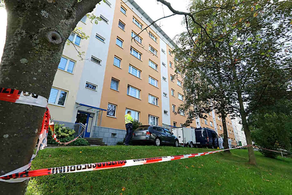 In der Wohnung des Schwerverletzten in der Max-Müller-Straße fand die Polizei eine leblose Person.