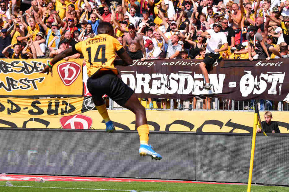 Moussa Koné hat für die SG Dynamo Dresden gegen St. Pauli getroffen und jubelt vor den Fans. (Archivbild).