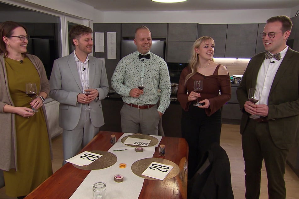 Alle Teilnehmenden freuen sich mit Jonas (32, r.), der sichtlich überwältigt vom Ergebnis scheint.