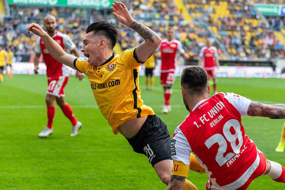 Der sterbende Schwan: Dynamos Baris Atik (l.) wird von FCU- Verteidiger Christopher Trimmel attackiert und hebt theatralisch ab.Fot