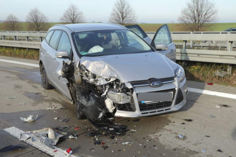 Die Front des Ford Focus ist stark beschädigt.