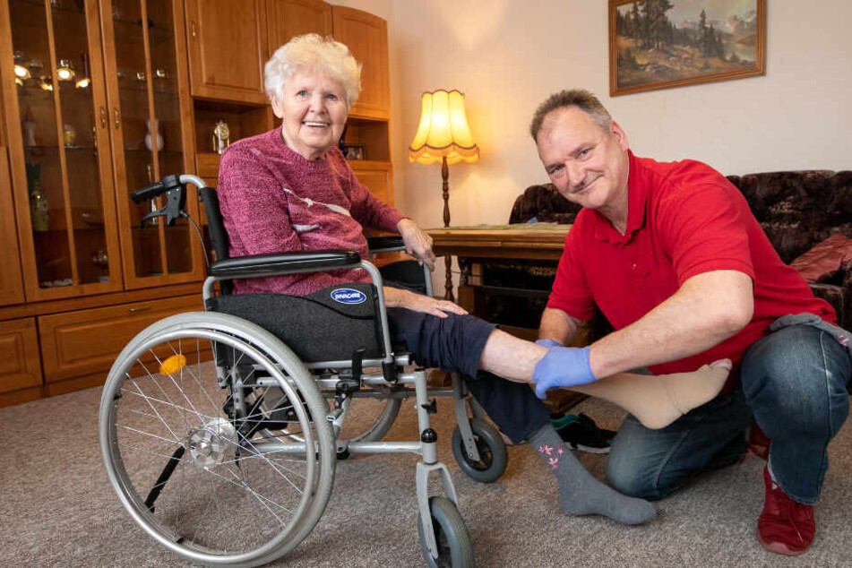 Volker Lehmann liebt seine Arbeit als Pflegehelfer.
