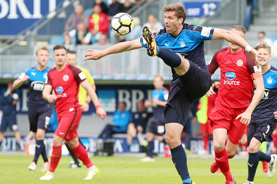 Hoch das Bein! Auch mit 34 Jahren ist Ronny König immer ein Artist am Ball.