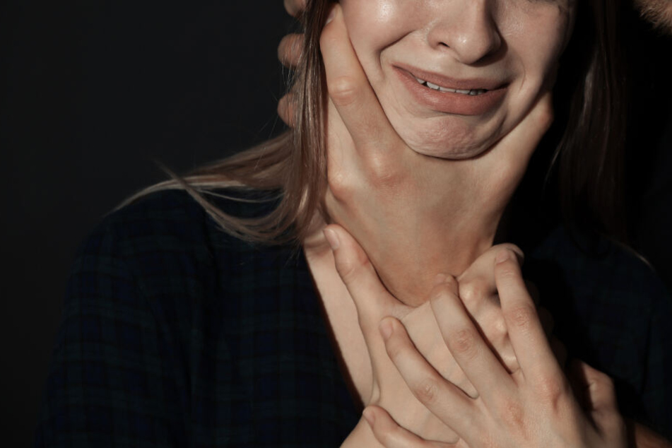 Die Frau wurde von ihrer Angreifern geschlagen und gewürgt. (Symbolbild)