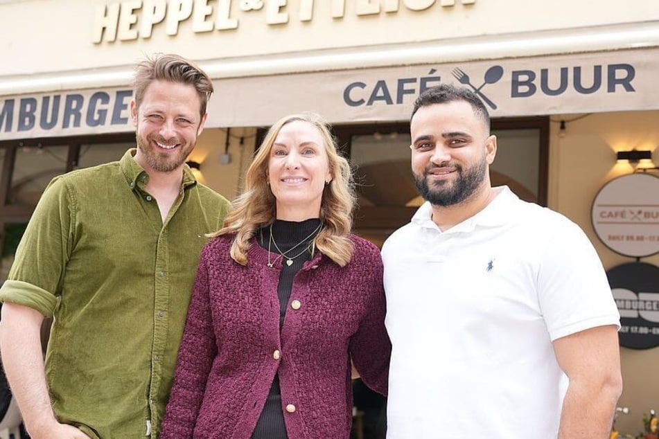 Inhaber Parham Pooramin (r.) mit Geschäftspartnern vor der Café-Buur-Filiale in München.