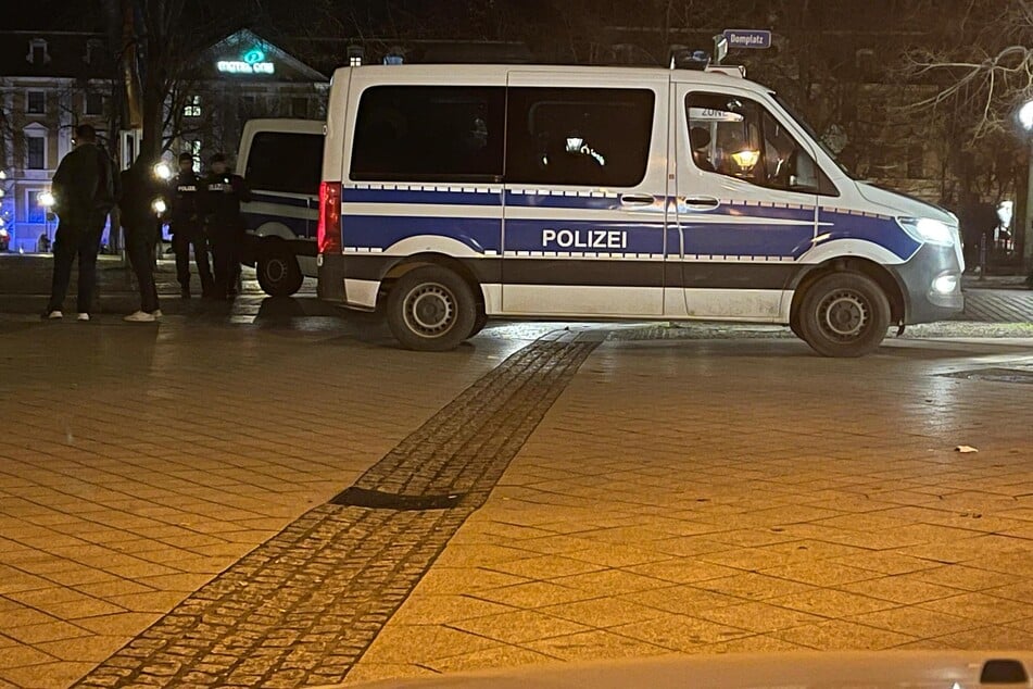 Die Polizei riegelt den Domplatz für die Trauerveranstaltung ab.