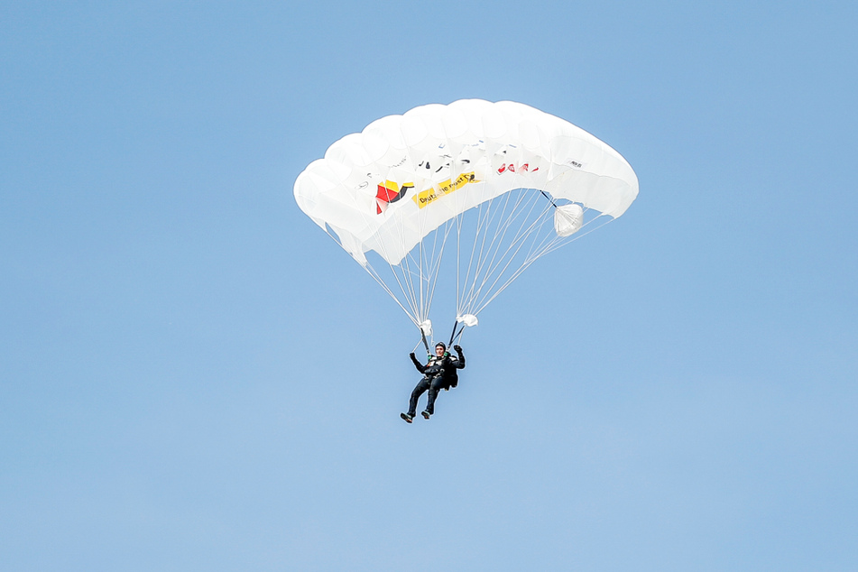 Bei den deutschen Meisterschaften im Fallschirmspringen findet am Freitag in Schwerin das Zielspringen statt. (Symbolfoto)