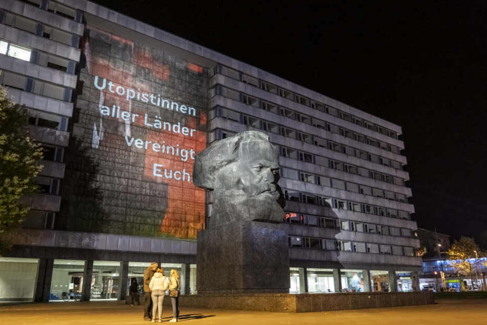 Eine Lichtkunstinstallation wurde bereits am Donnerstag hinter dem Karl-Marx-Monument an die Fassade projiziert.