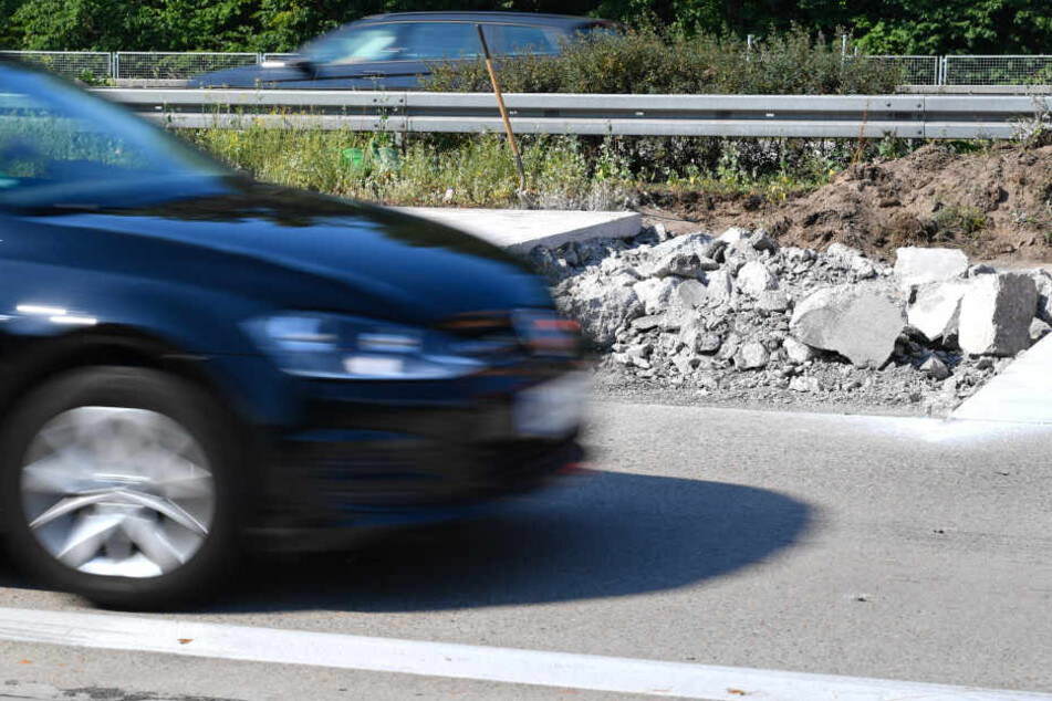 Ein Auto fährt am 22.06.2017 auf der Autobahn 6 bei Hockenheim an einer durch extreme Hitze aufgeplatzten Fahrbahn vorbei. (Archivbild)