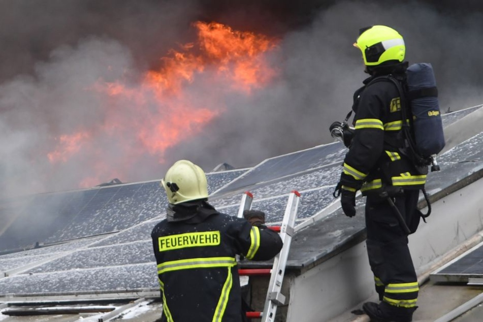 ...und kämpften gegen die Flammen. (Symbolbild)