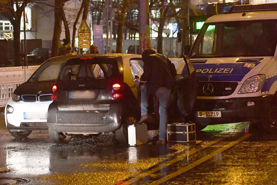 Ein als gestohlen gemeldetes Fahrzeug (M) steht neben einem Polizeiauto auf der Spandauer Straße am Roten Rathaus.